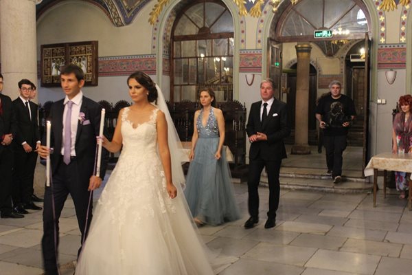 Младоженците и кумовете влизат в катедралния храм "Св. Богородица" в Пазарджик