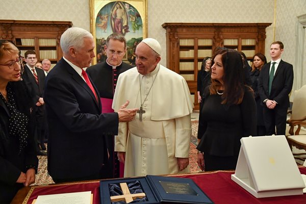 Папа Франциск прие на аудиенция във Ватикана американския вицепрезидент Майк Пенс СНИМКИ: РОЙТЕРС