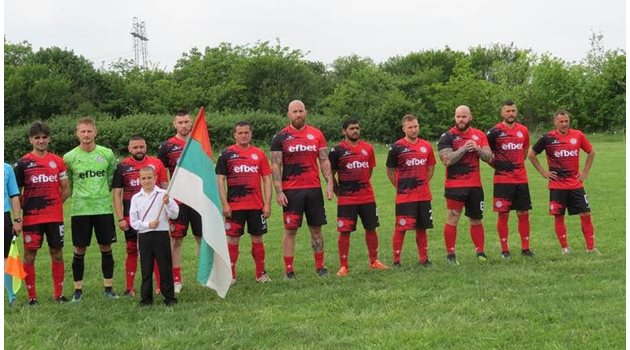 Момче развява българското знаме преди мач по случай 80-ата годишнина от основаването на "Селяк" (Стубел).