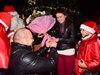 Дядо Коледа донесе годежен пръстен на площада в Петрич