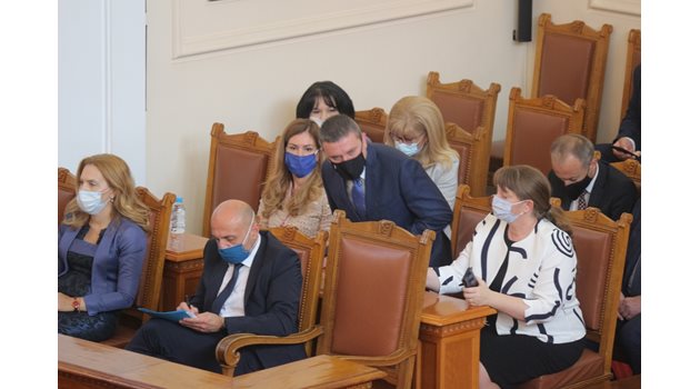 На дебата в парламента дойдоха седем министри