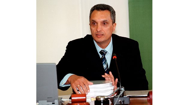 Иван Костов като министър на финансите е натоварен да изпълни Закона за отнемане на имуществото на БКП и останалите тоталитарни организации.
