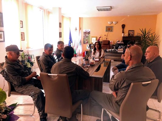 Кметицата на Марково Десислава Терзиева проведе работна среща с пилоти от авиобаза Крумово по повод предстоящото монтиране на пилона за трибагреника. Снимки: Кметство Марково