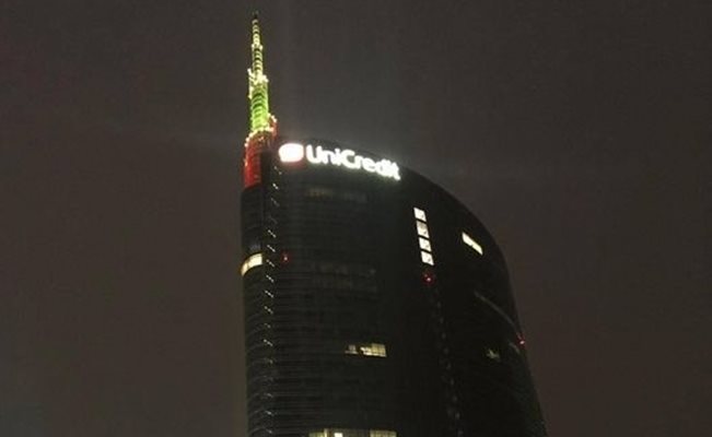 Цветовете на българския трибагреник осветиха най-високата сграда в Италия – небостъргачът на банка „Уникредит“ в Милано. Снимка: Генерално консулство на България в Милано