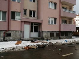 Хвърлените предмети от апартамента на братята паднали върху паркирана кола пред жилищния блок в девински квартал "Врътлек".