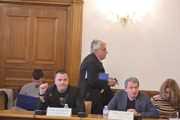 Бойко Рашков си тръгна от заседанието на комисията.