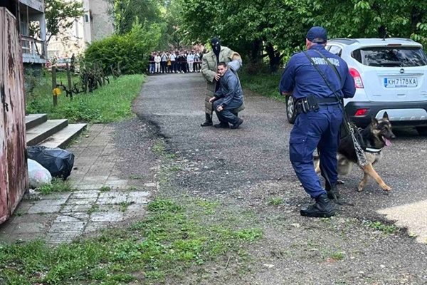 Как се реагира при отвлечено дете, тренираха полицаи и ученици в Кюстендил. СНИМКИ: ОДМВР - Кюстендил