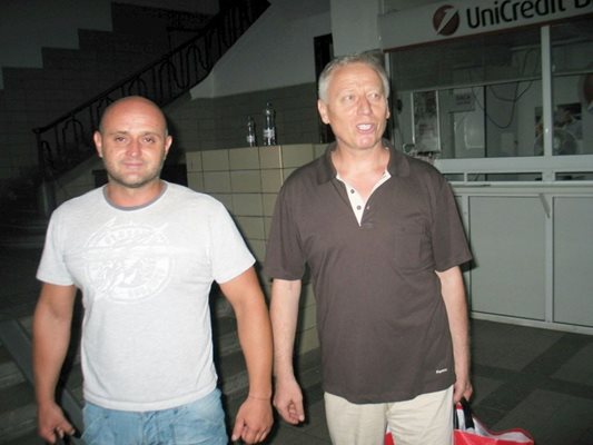 ЗАЩИТА: Кацаров защити шефовете на БОП Георги Грозданов и Виктор Кожухаров (вляво)