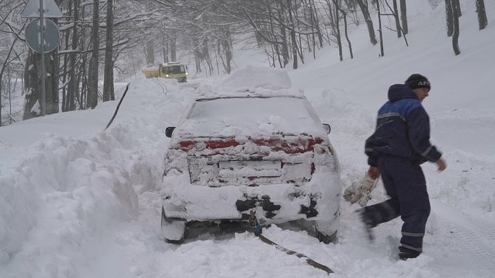 Пътуването през Петрохан през зимата е доста затруднено, а често проходът остава затворен заради снега.
