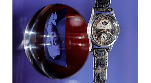Редкият часовник “Патек Филип” показва часа, датата и фазите на Луната.