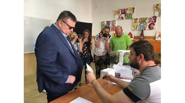 Сотир Цацаров гласува в пловдивското училище "Д-р Петър Берон". Снимка: Радко Паунов