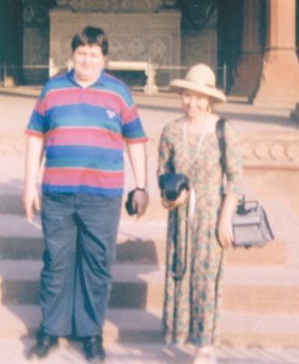 Кристиян Маслев позира с приятелка пред крепостта на Великите Моголи в Индия.