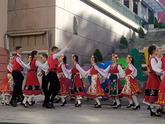 Народни ритми озвучиха центъра на Пловдив.