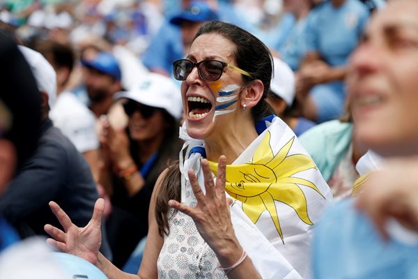 Фенка на Уругвай крещи разярена