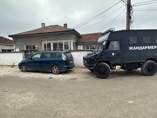 Жандармерия охранява къщата, в която е извършена стрелбата.