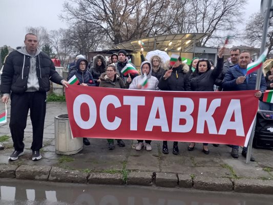 Боян Терзиев (крайният вляво) и други родители поискаха оставката на директорката на ОУ "Тодор Каблешков" Емилия Алексиевa.