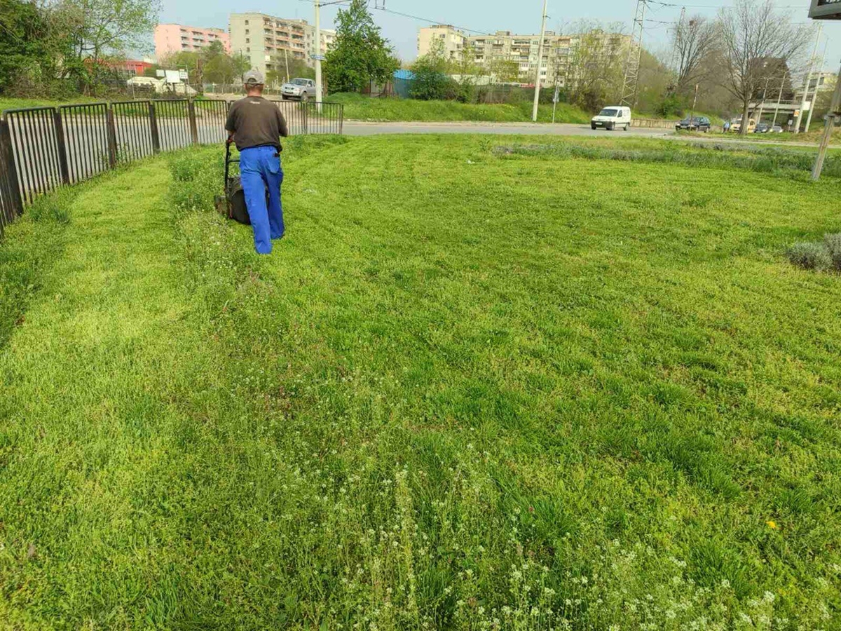 Продължава косенето на тревни площи в Русе
