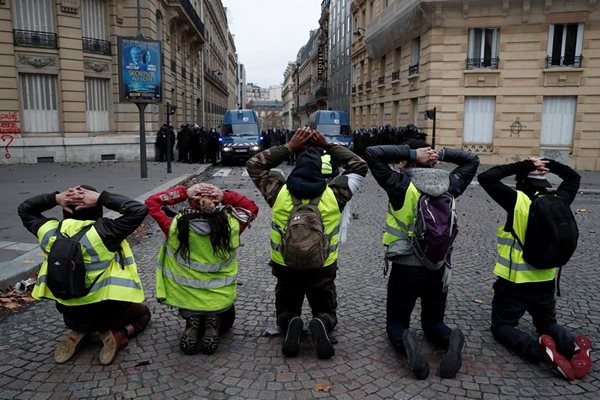 Блокади по пътища затрудняват движението в този нов ден на висока мобилизация в цяла Франция СНИМКИ: Ройтерс