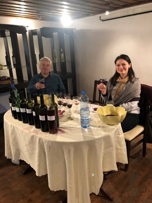 Журито дегустира пробите, за да отличи победителите за най-добро бяло и червено вино в Брестовица