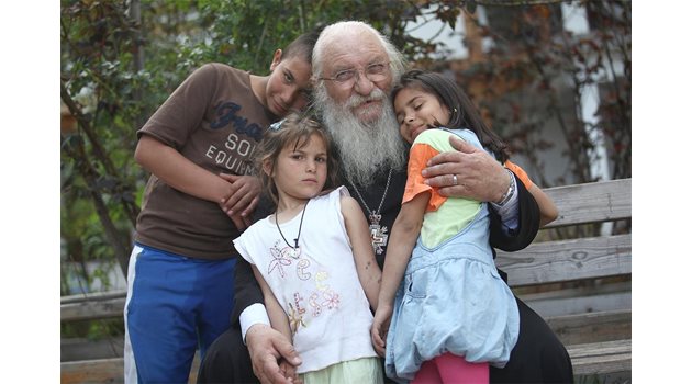 НЕУМОРЕН: Отец Иван се грижи за подслона и прехраната на над 200 българи.
СНИМКИ: ВАСИЛ ПЕТКОВ
