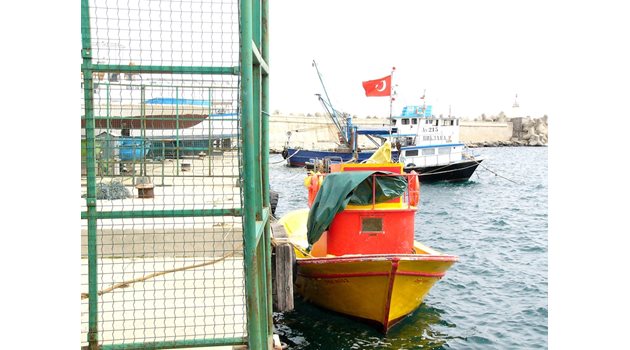 Турската гемия на пристанището в Резово след инцидента в наши териториални води.