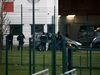 Френската полиция щурмува затвора, където затворник нападна надзиратели (Снимки)