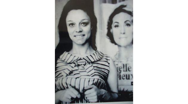 През 1968 г. Маргарита Димитрова печели трета награда от международния конкурс за изпълнители на фестивала "Златният Орфей". Председател на журито е голямата френска актриса Даниел Дарио, пред чийто плакат Маргарита се е снимала.
Снимка: Личен архив