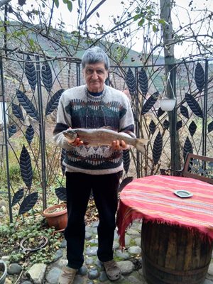 Риболовният пътешественик бате Андро: Разбивам скобарите по Струма