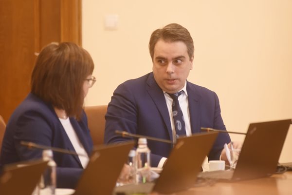Министърът на финансите Асен Василев и министърът на икономиката Корнелия Нинова