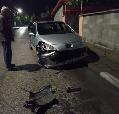 Колата на Галина, ударена от друг автомобил, чийто водач е избягал.