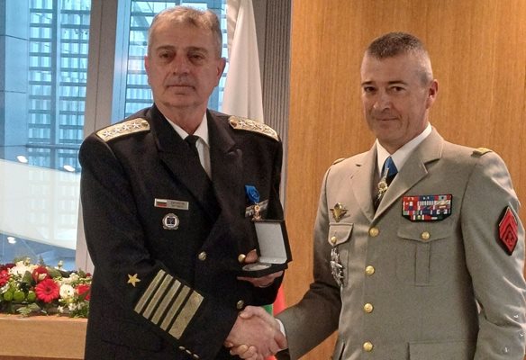 Началникът на отбраната на Франция генерал Тиари Буркхард връчи висок френски орден на адмирал Емил Евтимов
СНИМКА: Министерство на отбраната