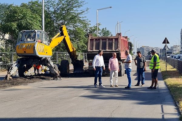 От едната страна на бул. "Васил Априлов" полагат водопровод, в източното платно движението е истински ад.