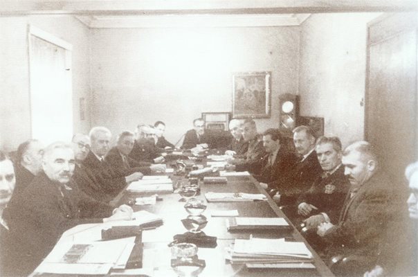 Първото правителство на Кимон Георгиев, септември 1944 г. Антон Югов (в кръгчето) е министър на вътрешните работи. Първият вляво е министърът без портфейл Добри Терпешев.
СНИМКИ: “24 ЧАСА”



