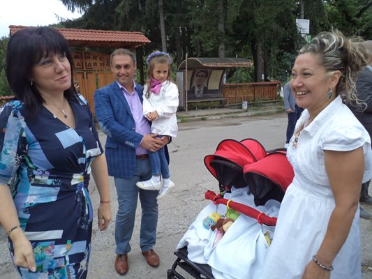 Шефката на парламента бе посрещната от Иван Миховски, гушнал дъщеричката си, и от Ваня и близначките.