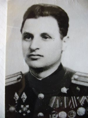 Илия Карагонов във военната униформа, която не му върнали след реабилитацията.