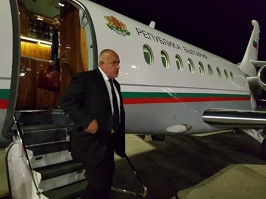 Борисов слиза от стълбичката на правителствения самолет в Солун снощи СНИМКА: Пресслужба на Министерския съвет
