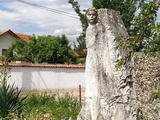 Паметникът на убитата 12-годишна партизанка Иванка Пашкулова-Роза.