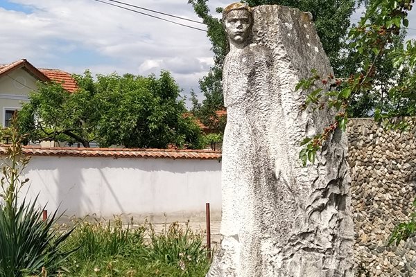 Паметникът на убитата 12-годишна партизанка Иванка Пашкулова-Роза.