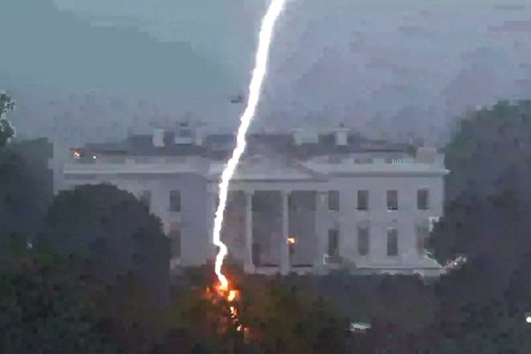 Мълнията пада в парк срещу Белия дом.
СНИМКА: РОЙТЕРС