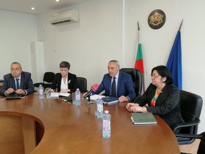 Ангел Стоев с двете си заместнички Даниела Николова и Иванка Петкова, както и с главния секретар Георги Янев.