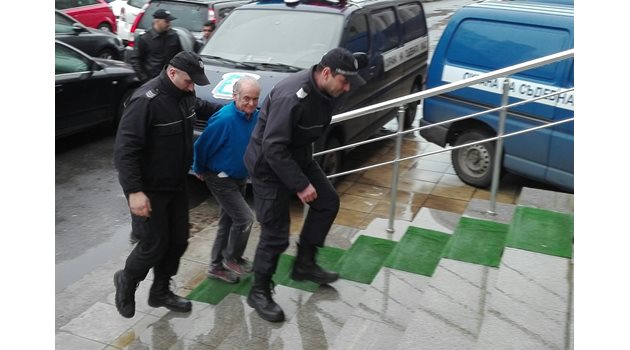 Каракостас влиза под конвой в Бургаския окръжен съд. Снимка:Авторът