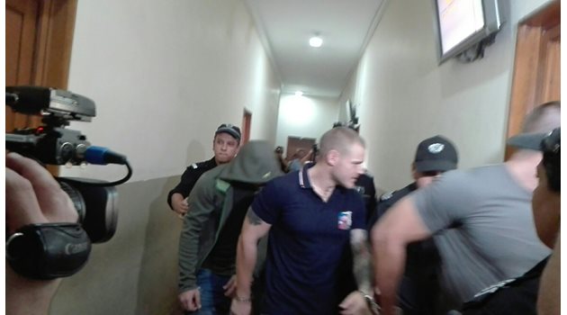Обвиняемите бяха доведени с белезници в бургаския съд. Снимка:Авторът