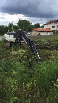 Пожарната в Бургас изкара техника и жива сила за почистване на речните корита.