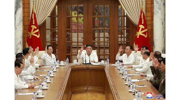КНДР пусна снимка в бяло на Ким Чен Ун, за да опровергае слуховете, че е в кома.