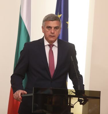 Стефан Янев събира инициативния комитет за партията си на 5 май.