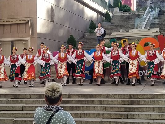 Танцьори вият кръшни хора на стълбите на "Каменица".