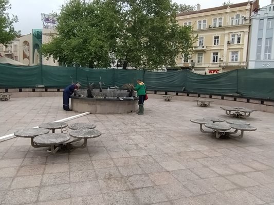 Чашата е почистена и вече се вижда гранитът в розово и черно.