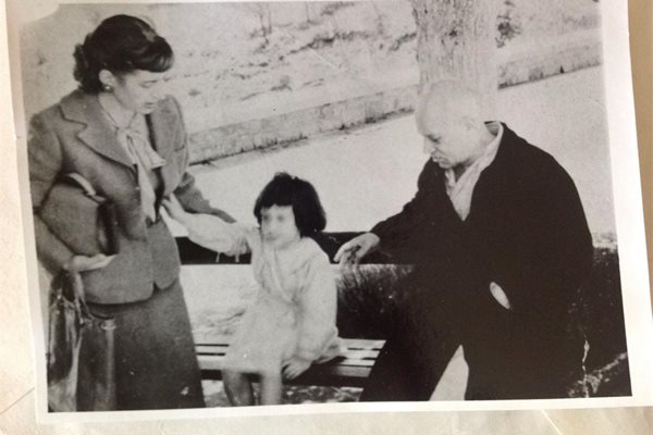 Алисия Санча с майка си Анелия и с дядо си Людмил Стгоянов.
СНИМКА: ЛИЧЕН АРХИВ