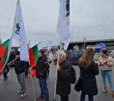 Симпатизанти на "Възраждане" блокираха пристанище Варна-Запад (Снимки)