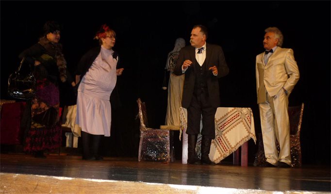 Ивайло Калоянчев (по средата) репетира постановката "Г-н Ганьо Балкански" на сцената на Сатиричния театър. 
СНИМКА: АРХИВ
